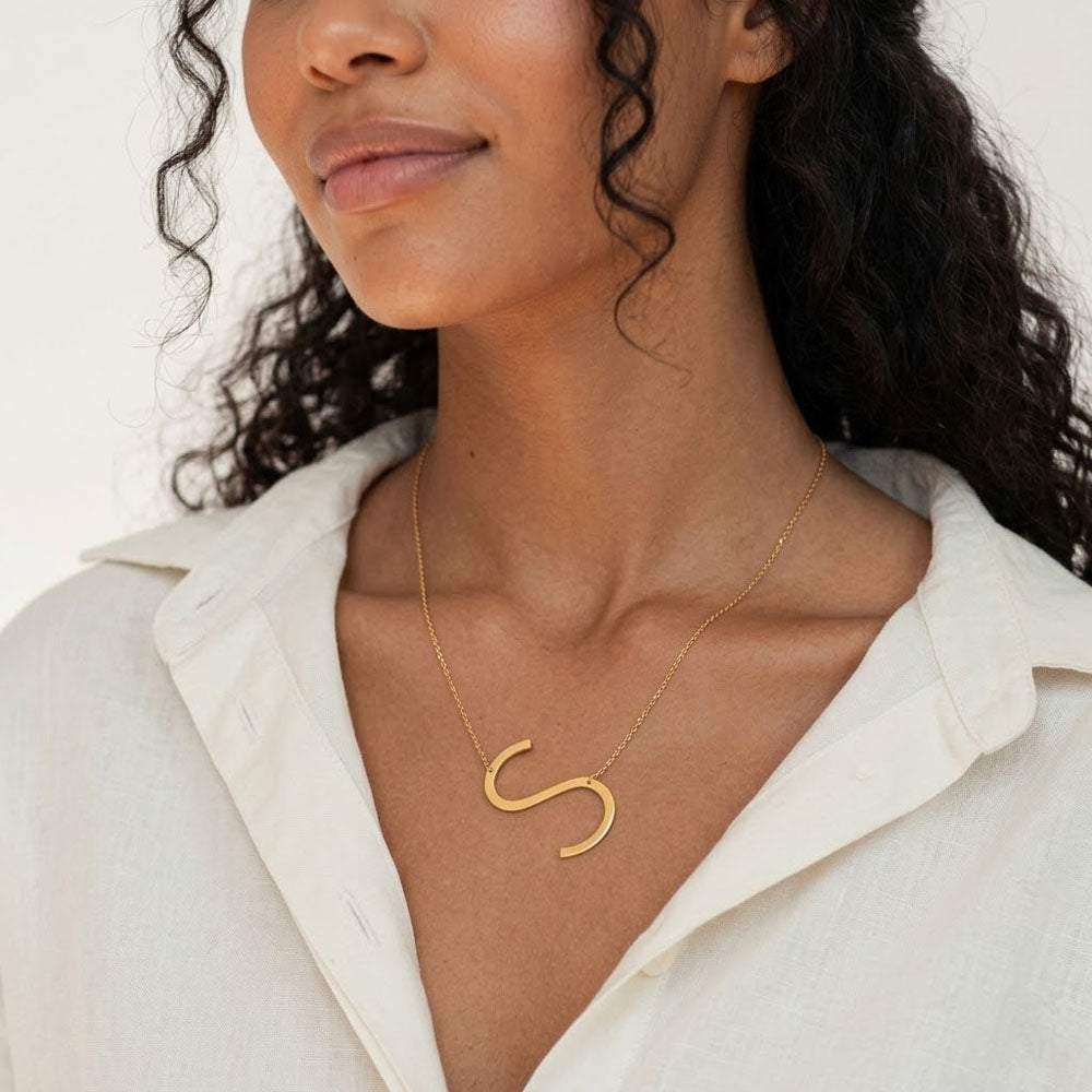 Juno - Halsband med stor bokstav