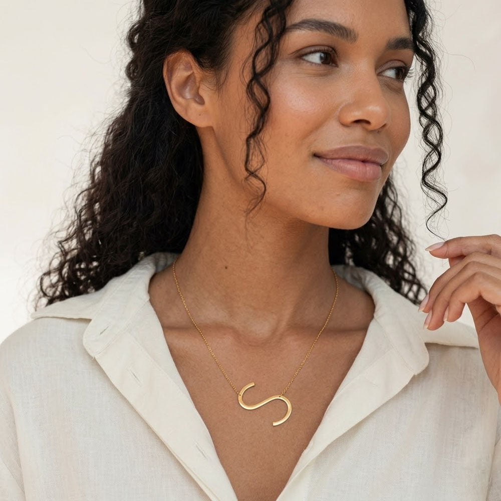 Juno - Halsband med stor bokstav