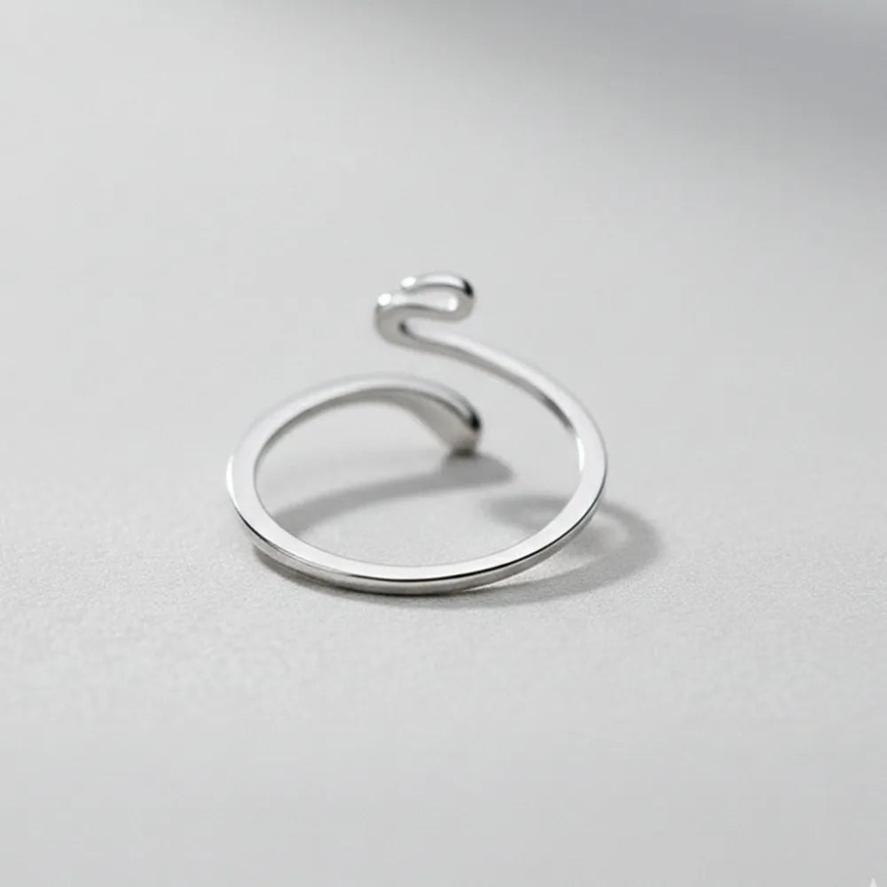 Kira justerbar ring i silver med minimalistisk ormformad design och elegant böjd tråd