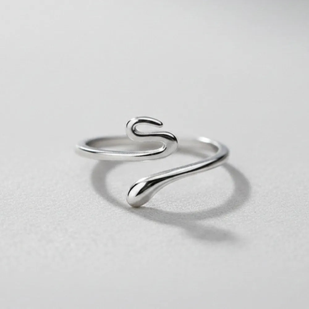 Kira justerbar ring i silver med minimalistisk s-format ormmotiv design och justerbar storlek