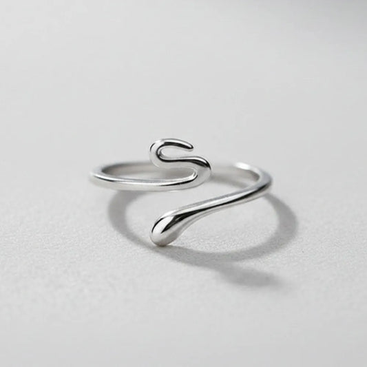 Kira justerbar ring i silver med minimalistisk s-format ormmotiv design och justerbar storlek
