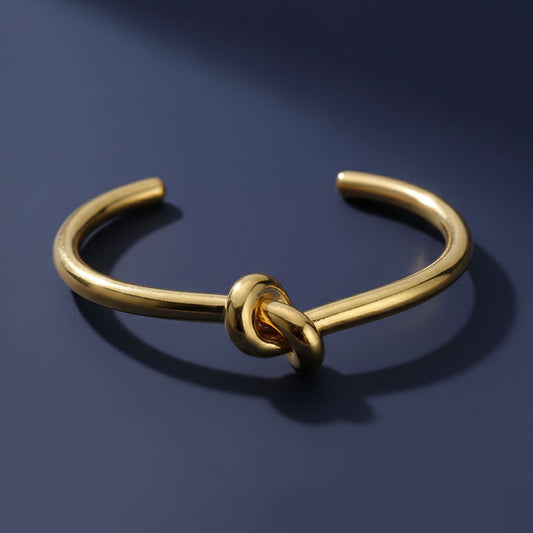 Knot – Cuff med modern knutdesign