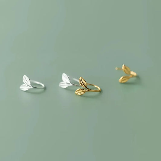 Delikat lövmotiv ring i silver och guldtoner med intrikat detaljerad design
