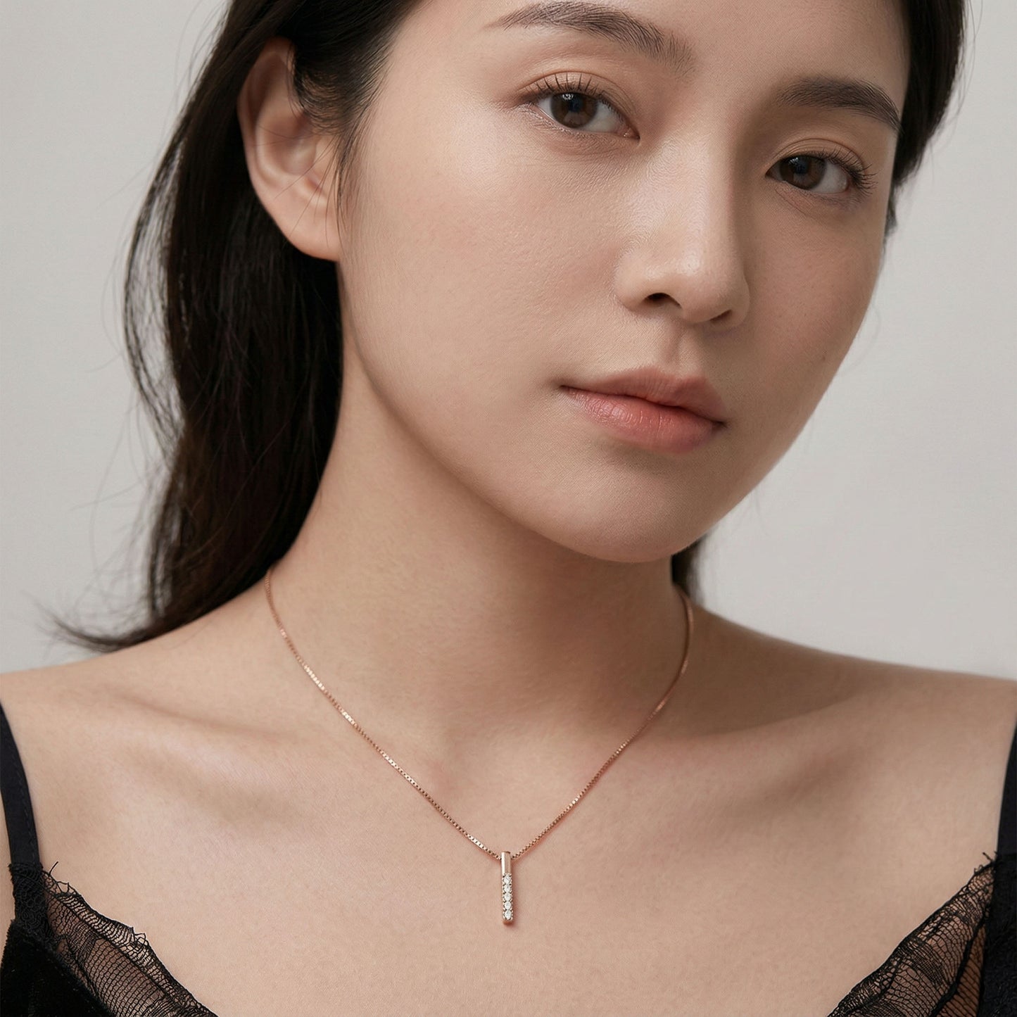 Lily - Halsband med smalt hängsmycke