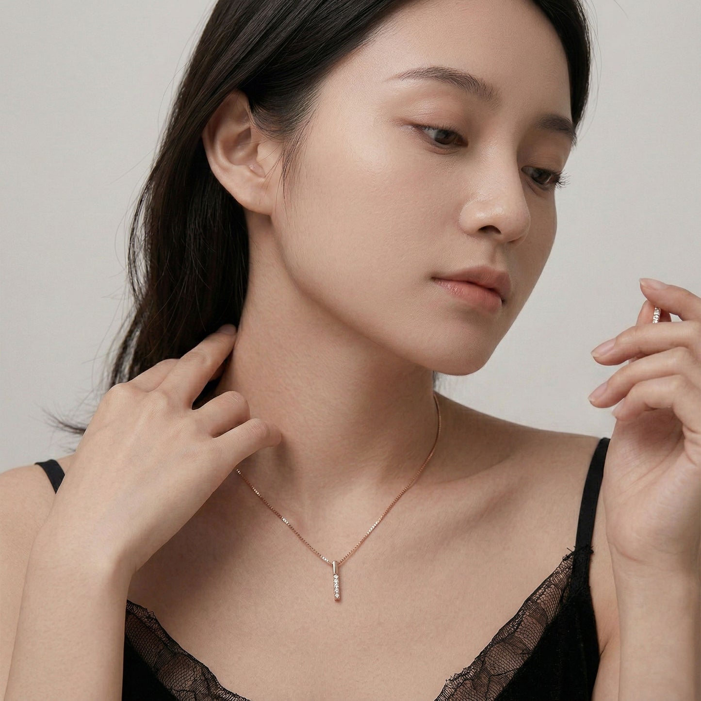 Lily - Halsband med smalt hängsmycke