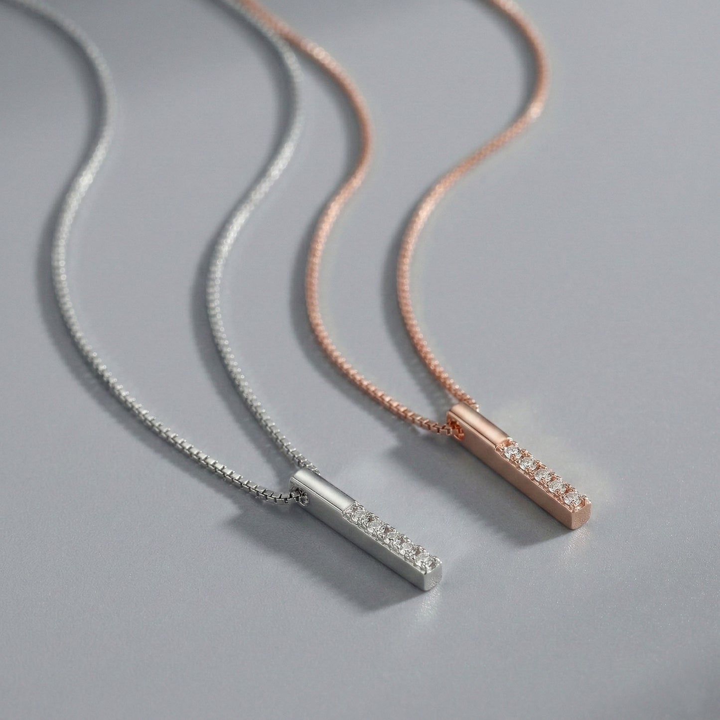 Lily - Halsband med smalt hängsmycke