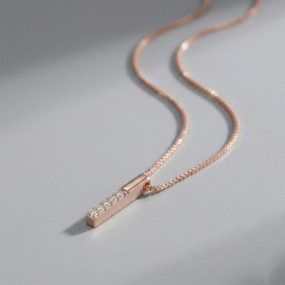 Lily - Halsband med smalt hängsmycke