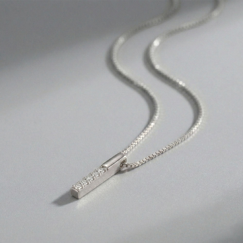 Lily - Halsband med smalt hängsmycke