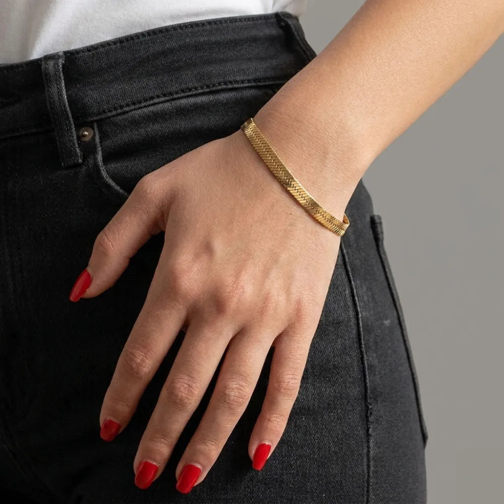 Lindy armband i guldfärgad ormbenskedja i metall perfekt för elegant vardagsbruk