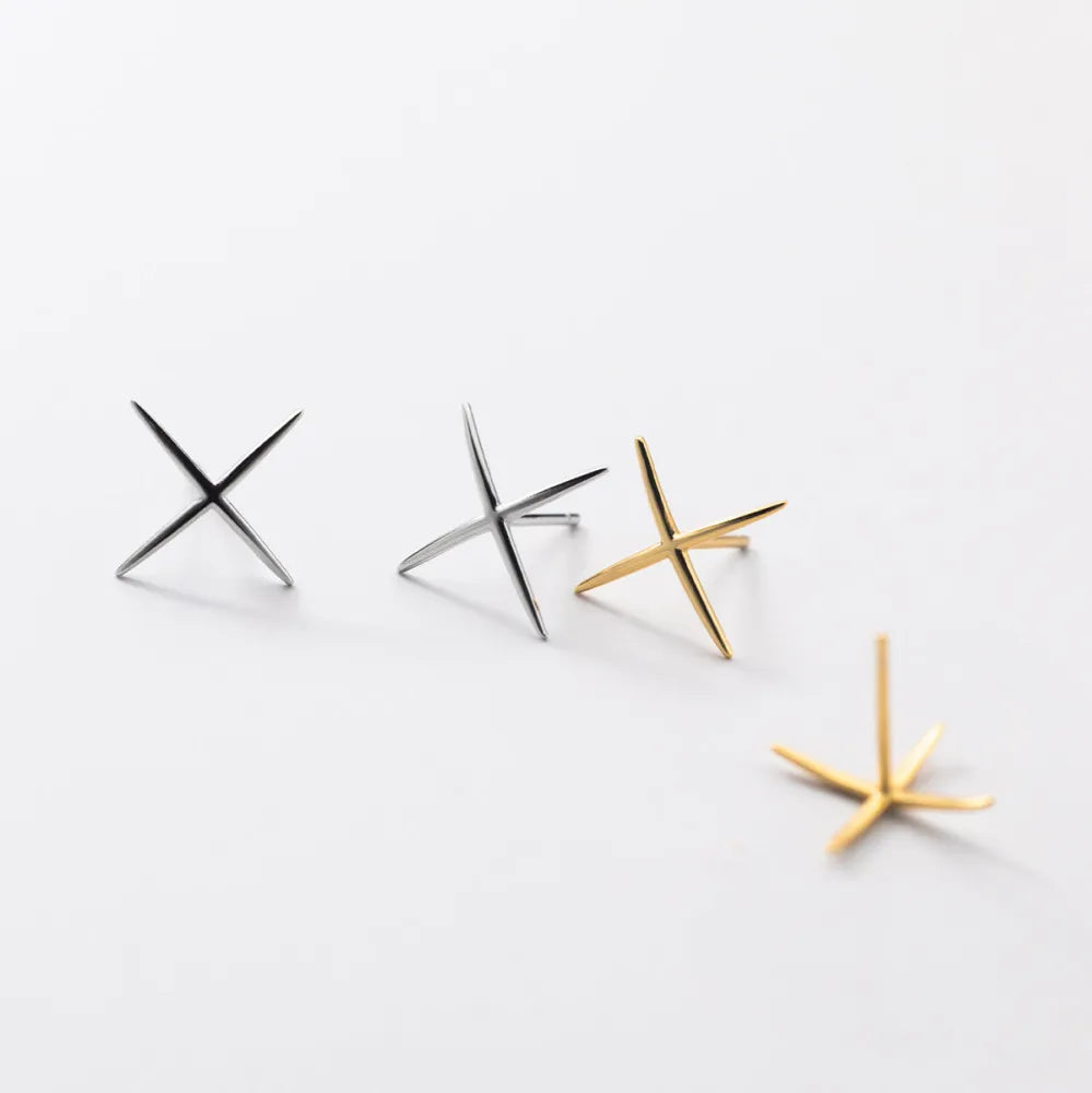 Loomi studs med kryssdesign minimalistiska stjärnformade örstickare i silver och guldtoner i polerat metall