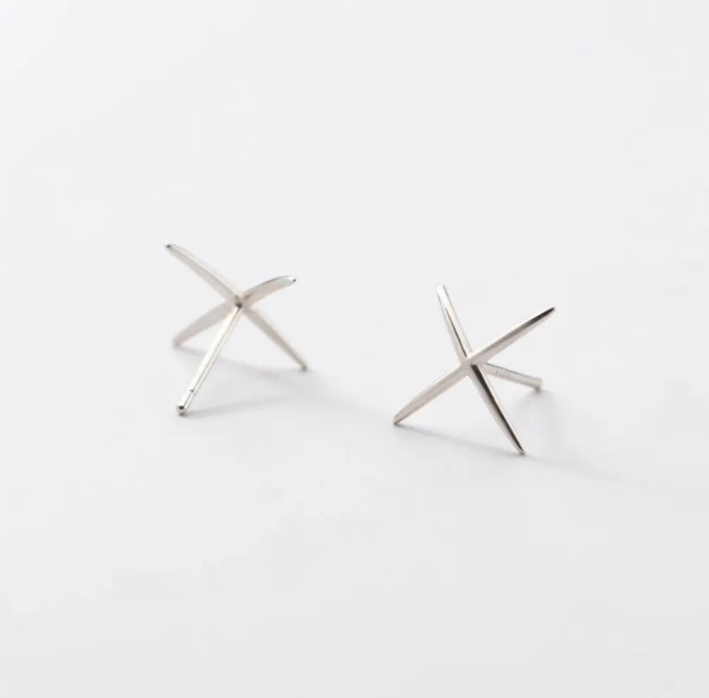 Silver korsformade studs örhängen med minimalistisk design från loomi i silver