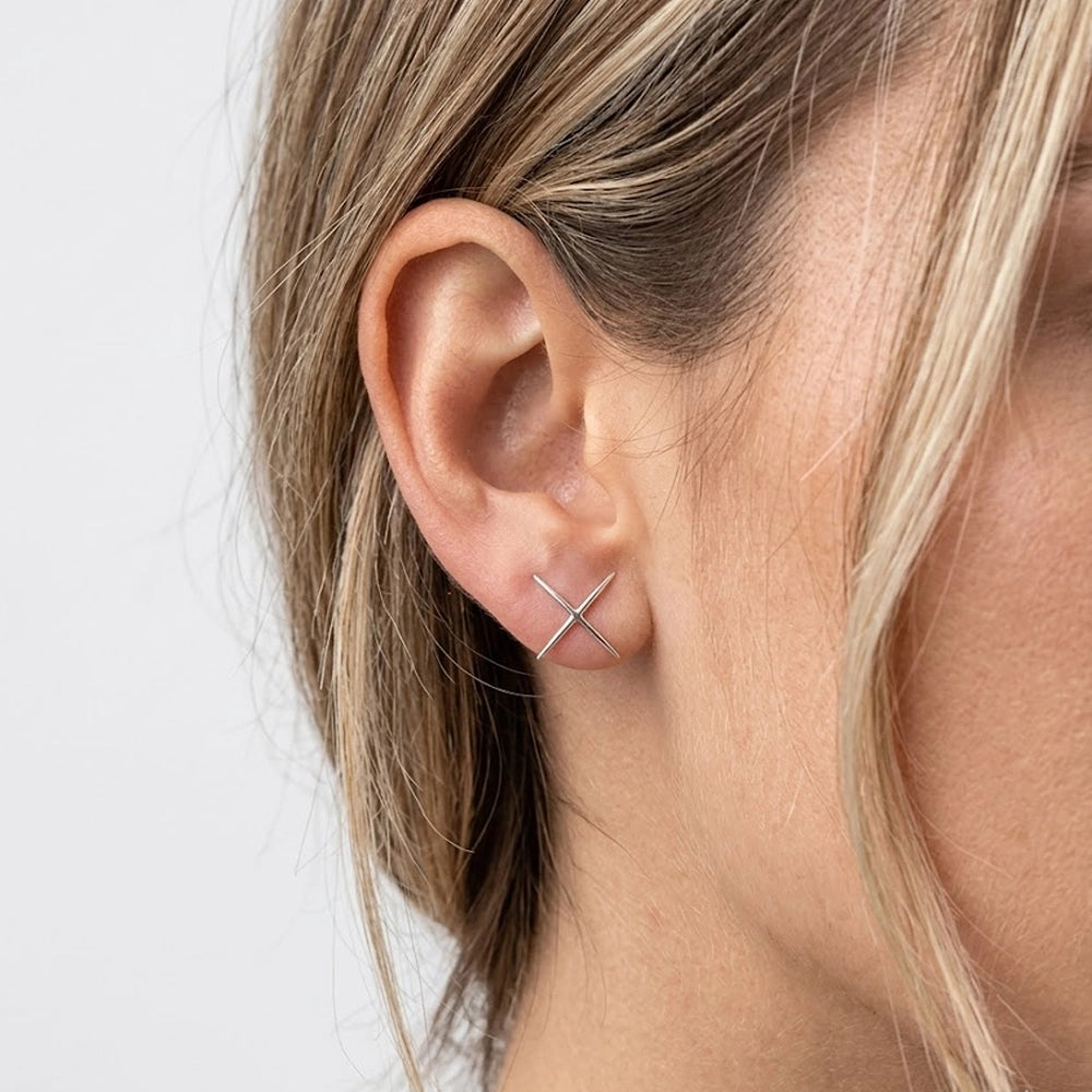 Loomi – Studs med kryssdesign