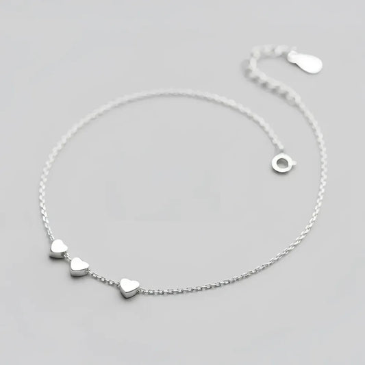 Delikat silverskedja fotlänk med tre små polerade hjärtan love me fotlänk med klassiska hjärtan