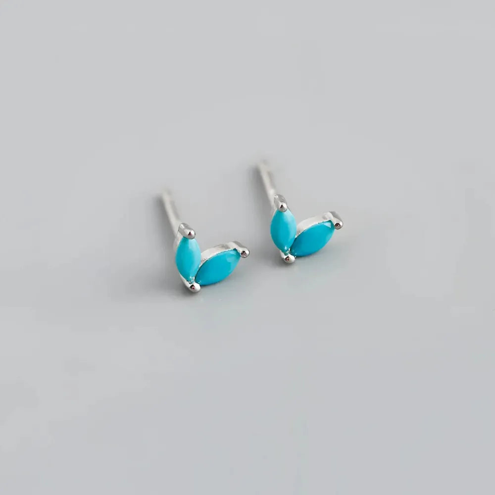 Tiny turkosa lövformade studs i silverfärgat metall från lovebirds med stenar i olika färger