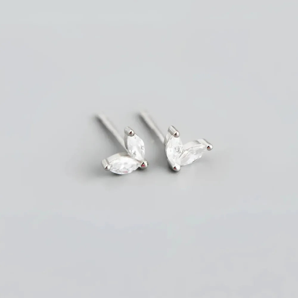 Delikata silverfärgade butterfly stud earrings med två klara marquis slipade kristaller i lovebirds små studs med stenar