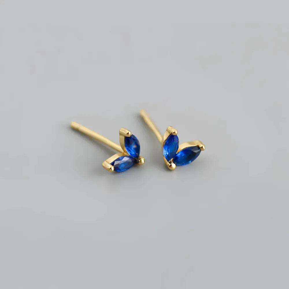 Delikata guld fjärilsörhängen med tre blå marquisediamantformade stenar lovebirds små studs med stenar i olika färger
