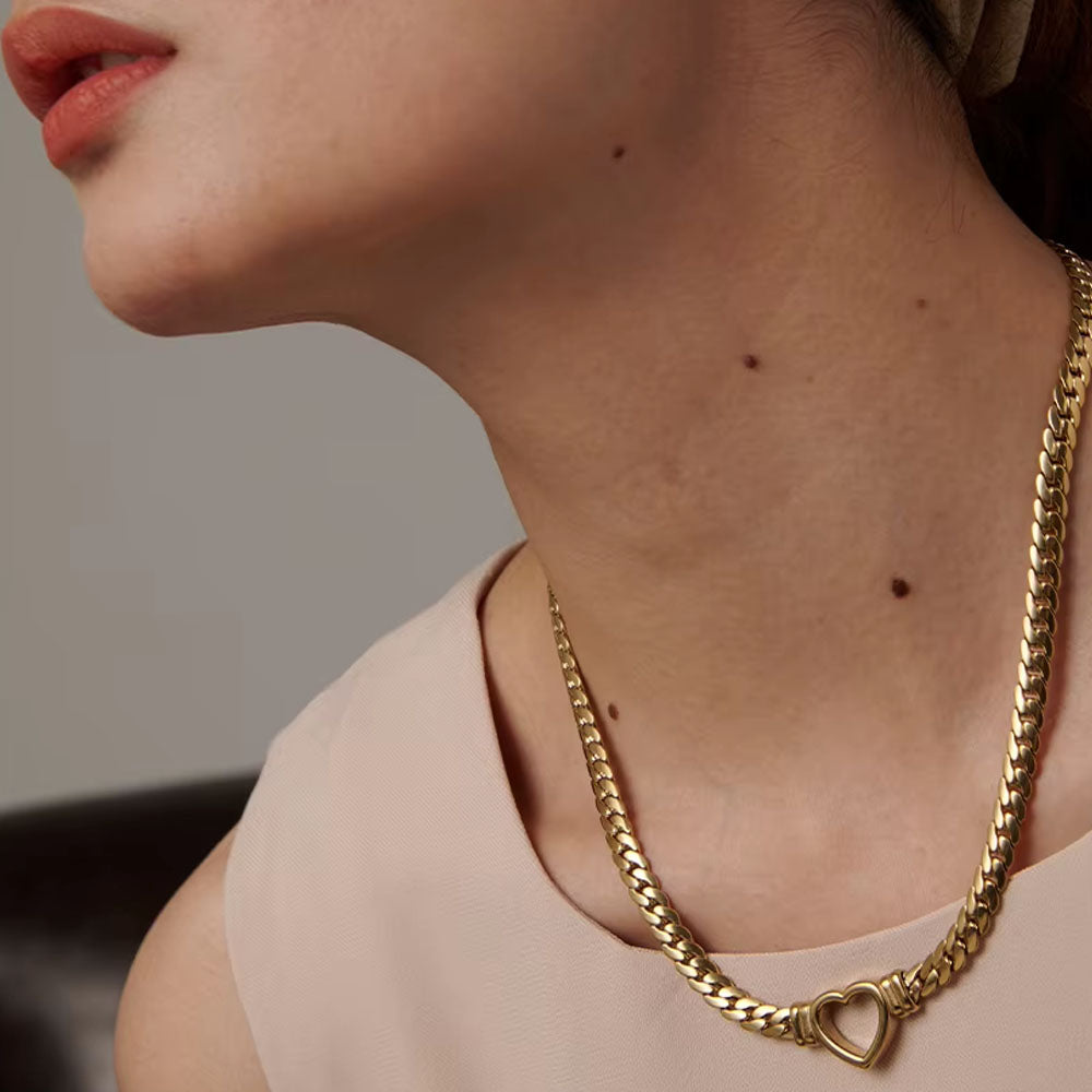 Lovis - halsband i grövre kedja och hjärta