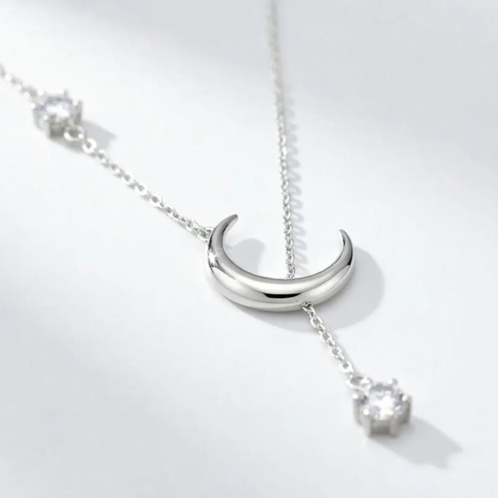 Silver halvmåne halsband med delikat kedja och glittrande kristallstenar lune halsband med halvmåne och stenar