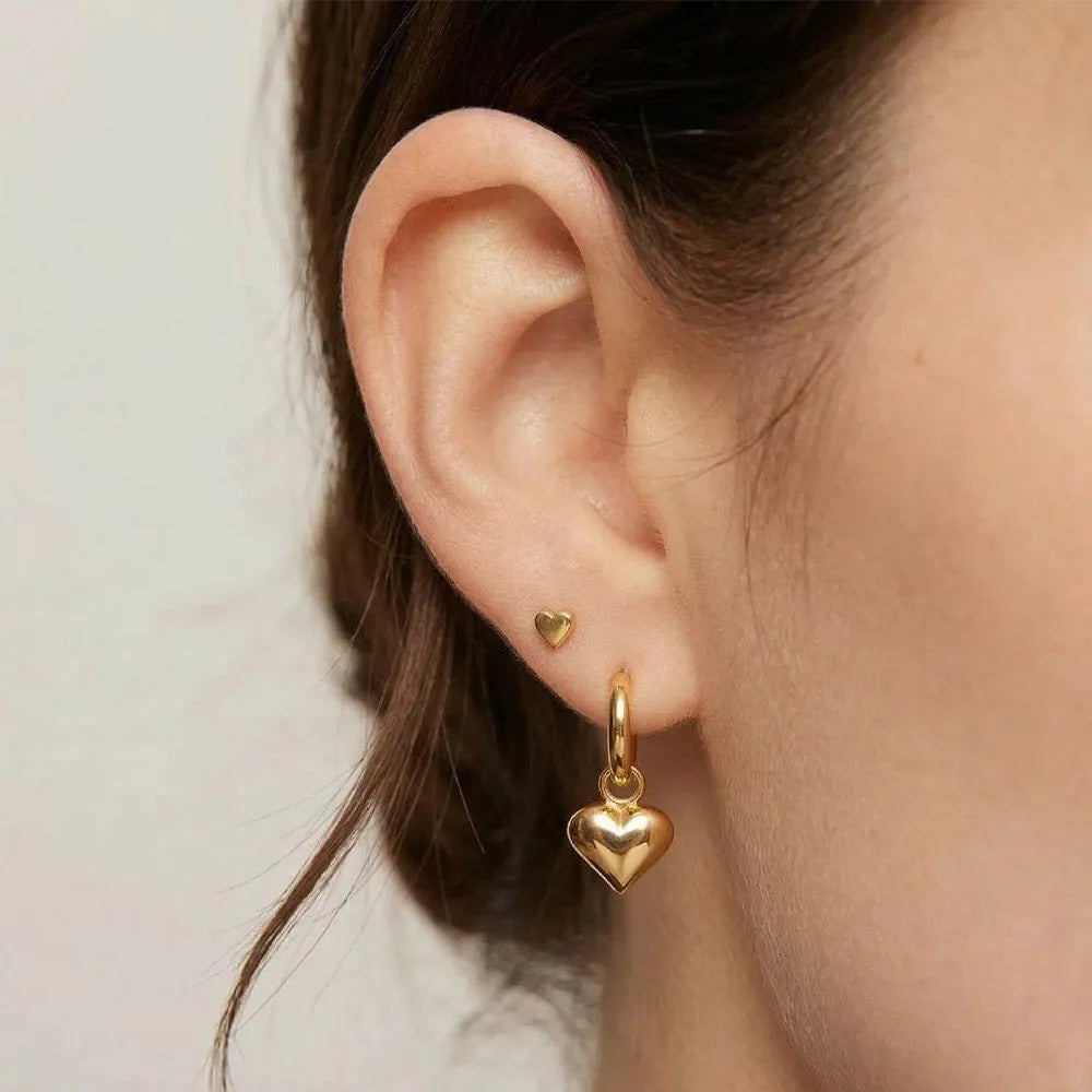 Guldfärgad hjärtformad hoopörhänge med hängande charm från luvina med klassiskt hjärta design