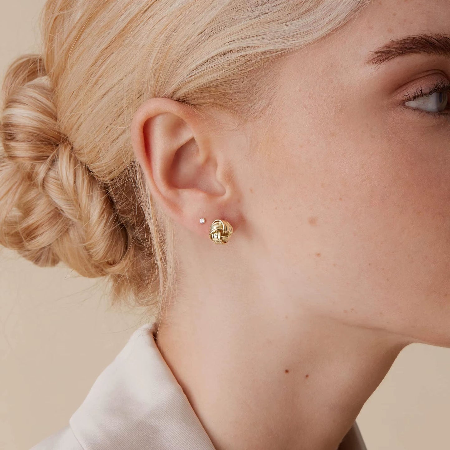 Lyra – Tidlösa studs med knutdetalj