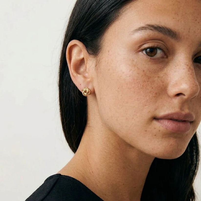 Lyra – Tidlösa studs med knutdetalj