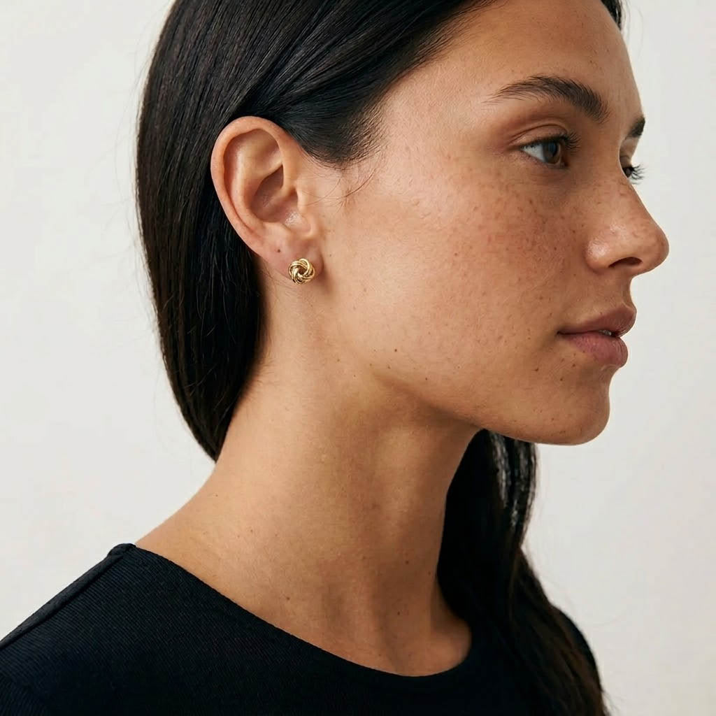 Lyra – Tidlösa studs med knutdetalj