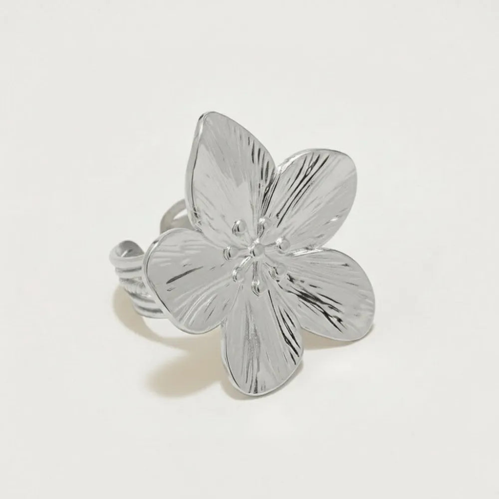 Justerbar silverring magnolia med stor blomma texturerade kronblad och vriden band
