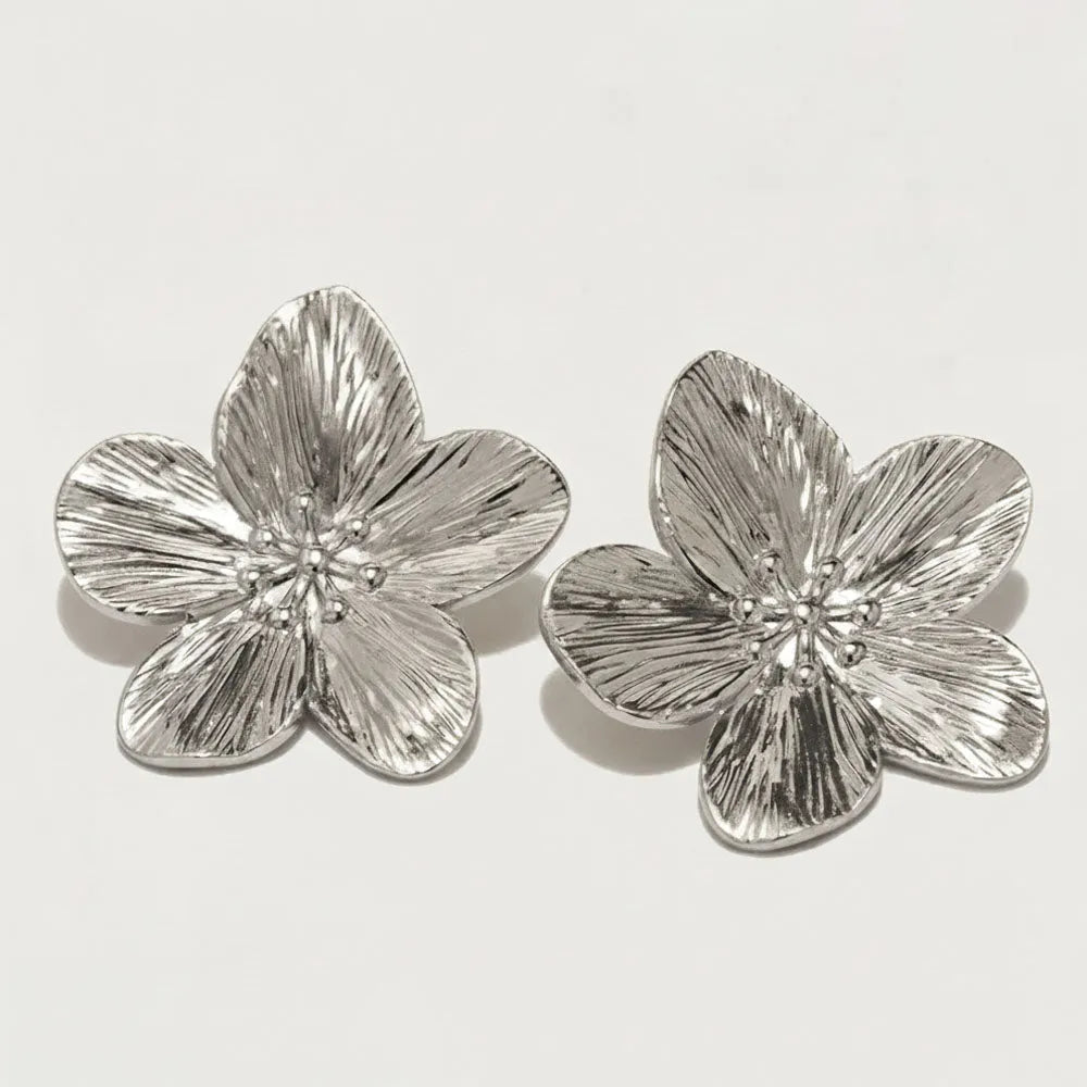 Silver blomformade örhängen magnolia med texturerade kronblad och detaljerad mitt i silver