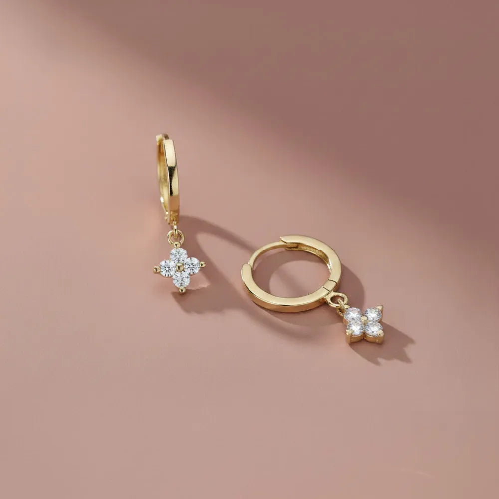 Malva guldhoops med små blommotiv i klar kristall för eleganta vardagslooks