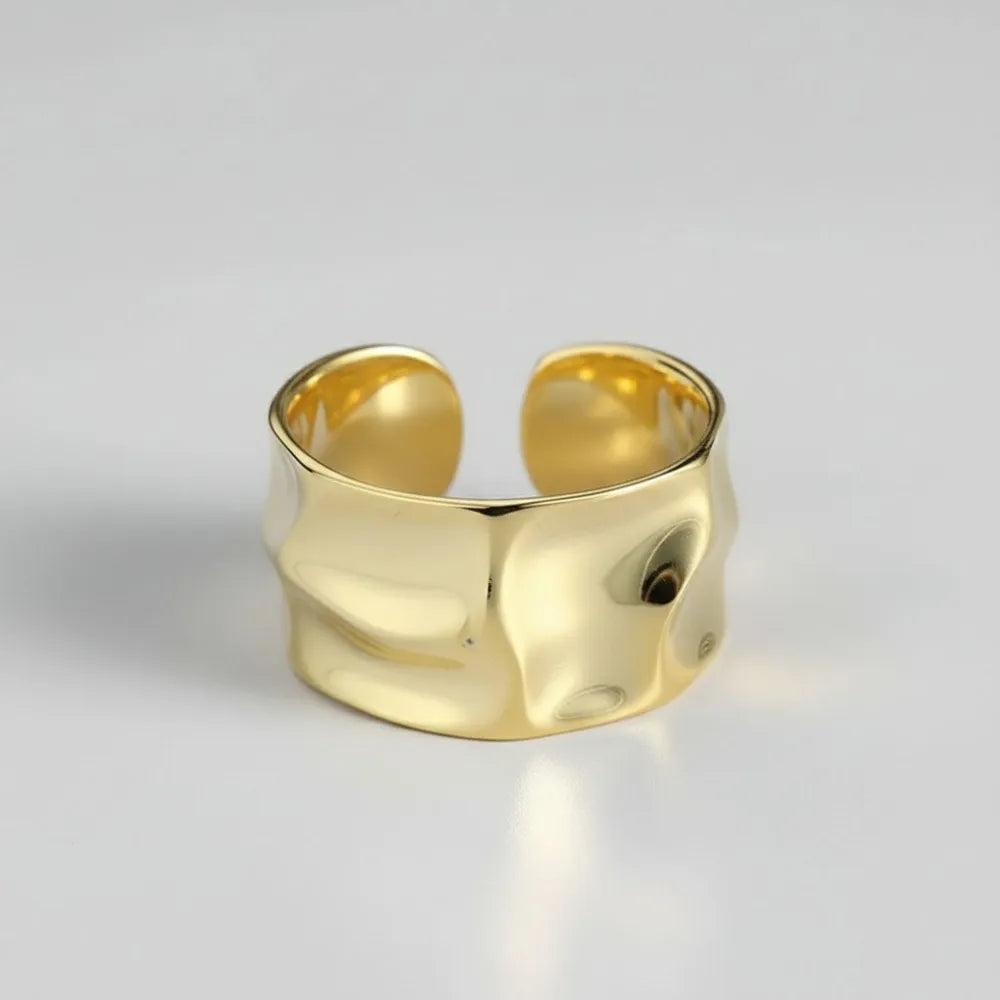 Millie justerbar guldfärgad ring med hamrad yta i metall med öppen design