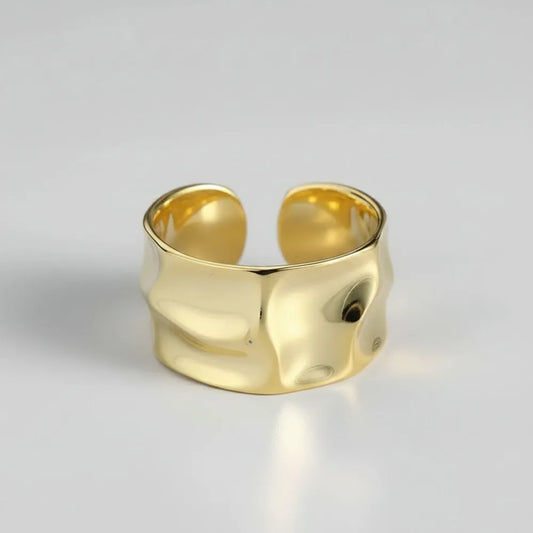 Millie justerbar guldfärgad ring med hamrad yta i metall med öppen design