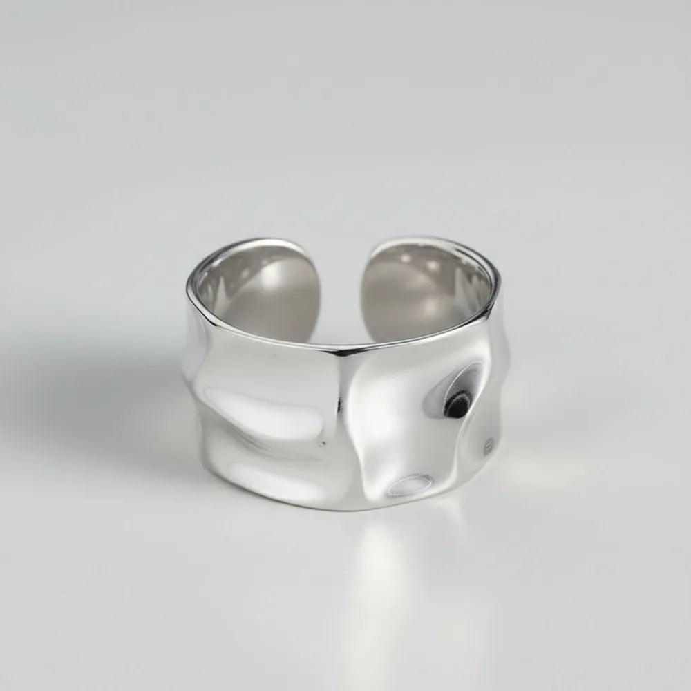 Millie justerbar ring med hamrad yta i silver med slät insida och justerbar design
