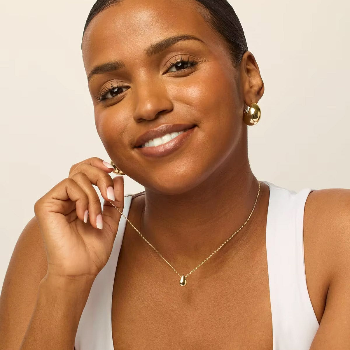 Naya - Halsband med litet droppformat hängsmycke