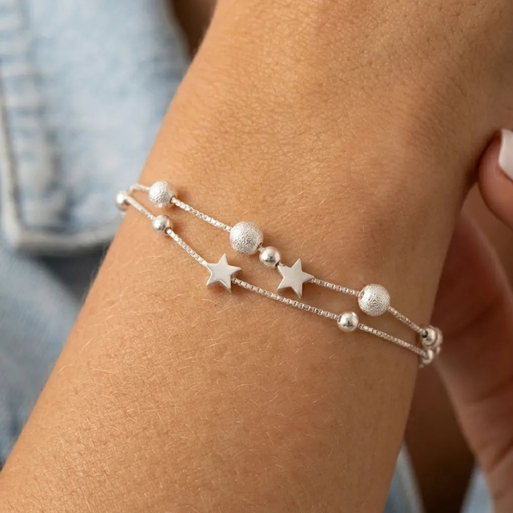 Silverarmband med dubbla kedjor och stjärnor samt strukturerade pärlor i kosmiskt motiv