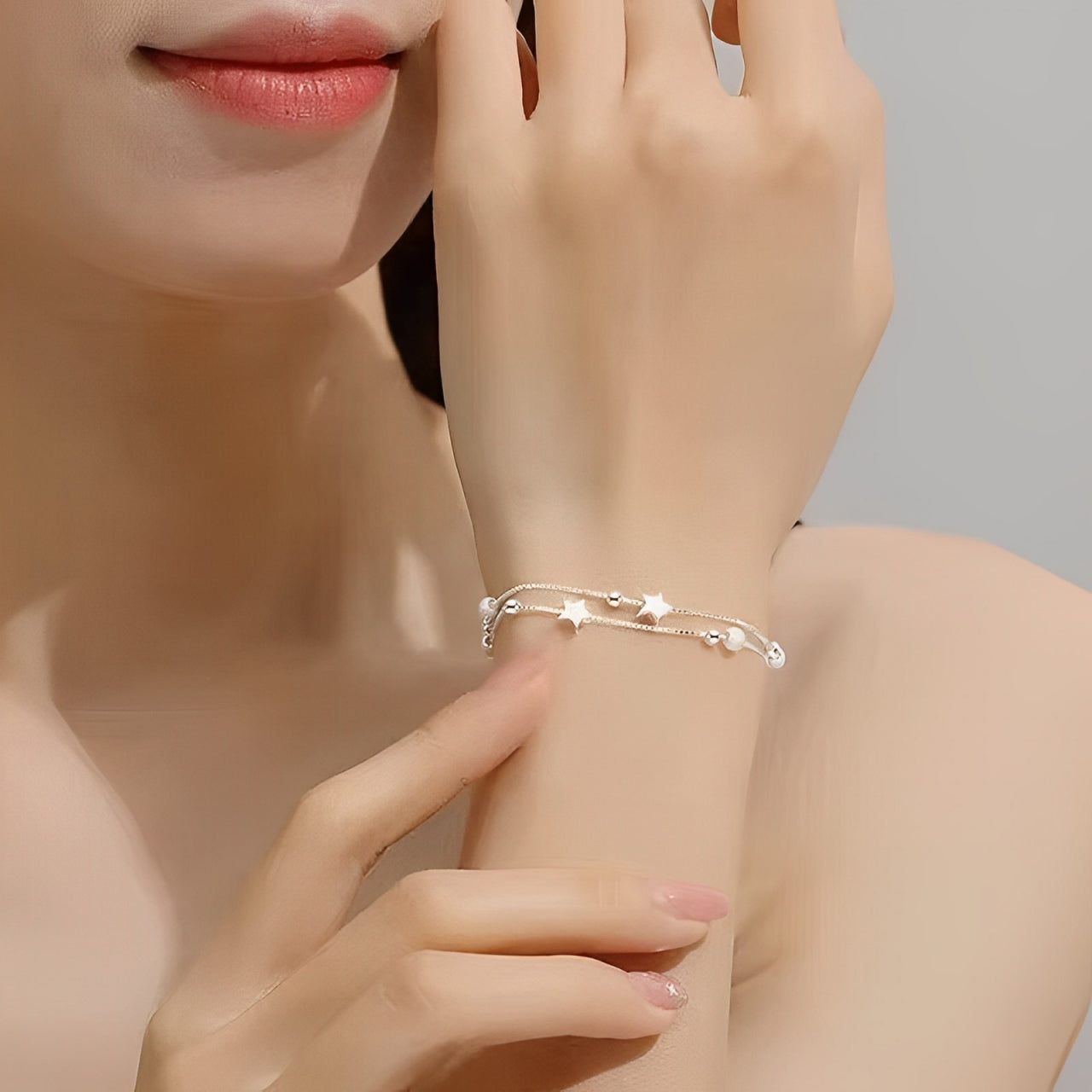 Nova - Armband med dubbla kedjor och kosmiskt motiv