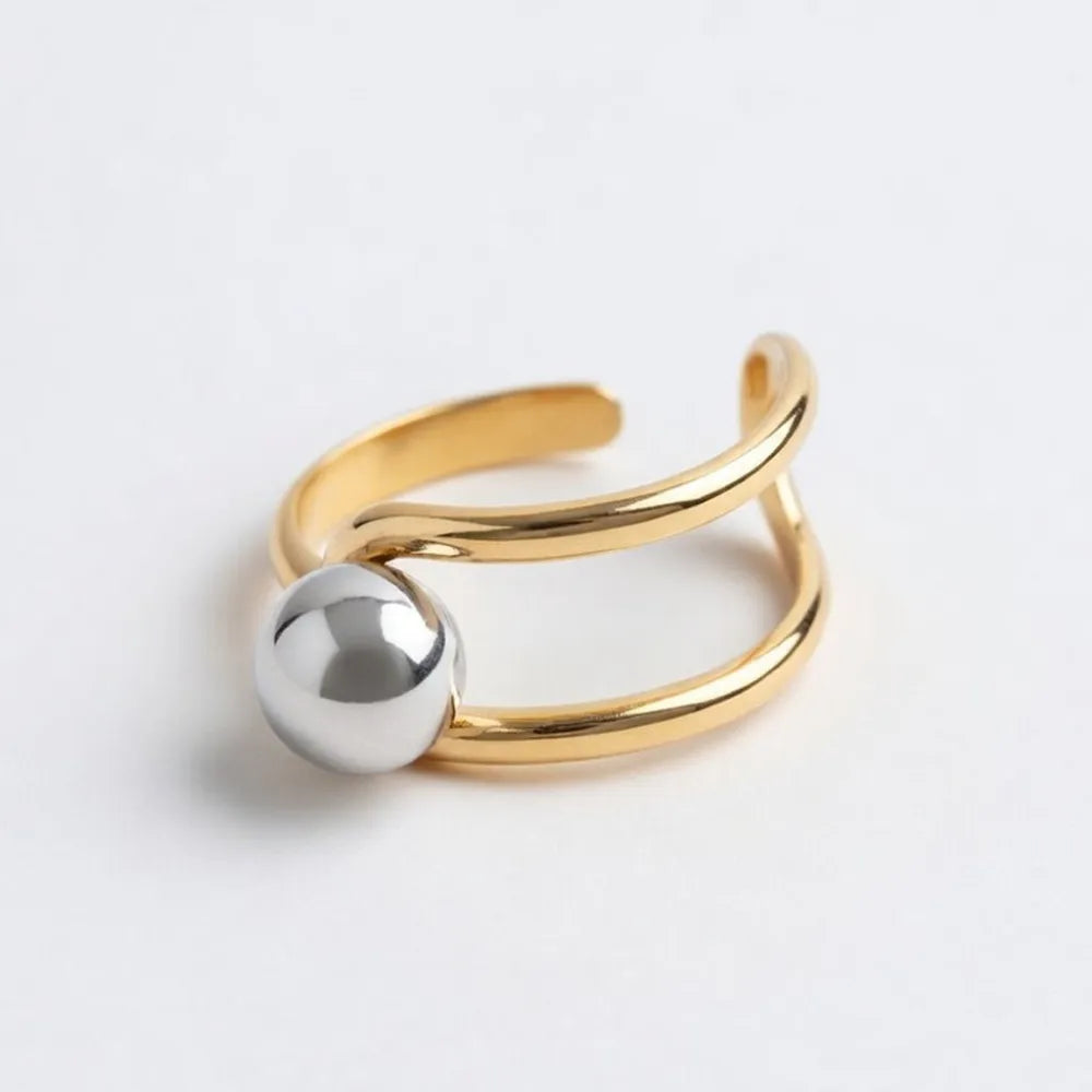 Orbia ring med justerbar öppning i guldfärgad metall och polerad silverklot accent