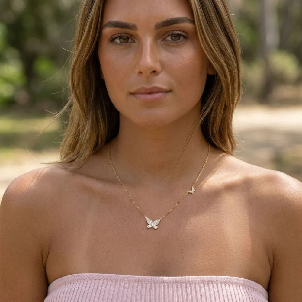 Pandora halsband med fjärilshängsmycke i guld med glittrande stenar och delikat design