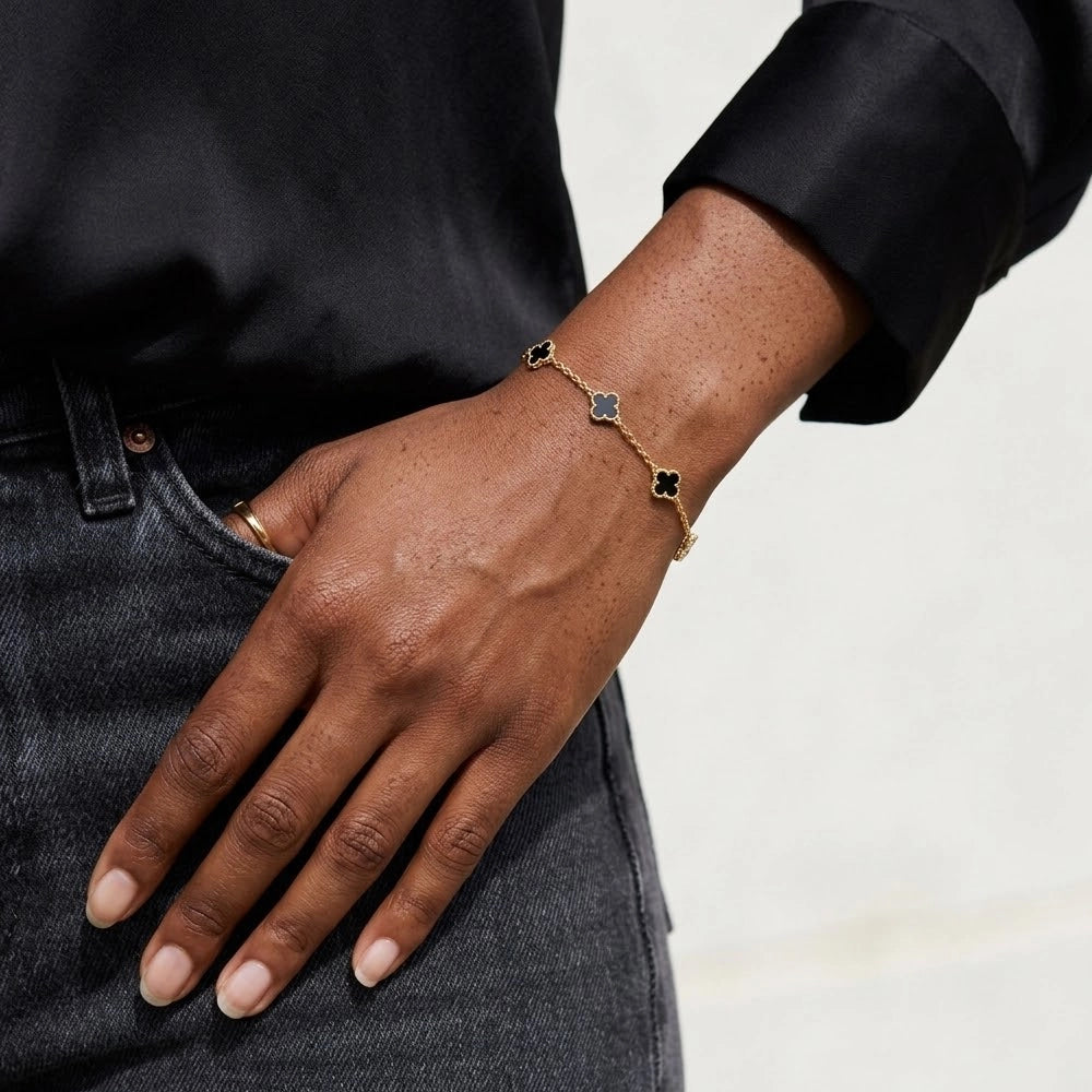 Raven – Armband med fyrklöverdetaljer och svart onyx