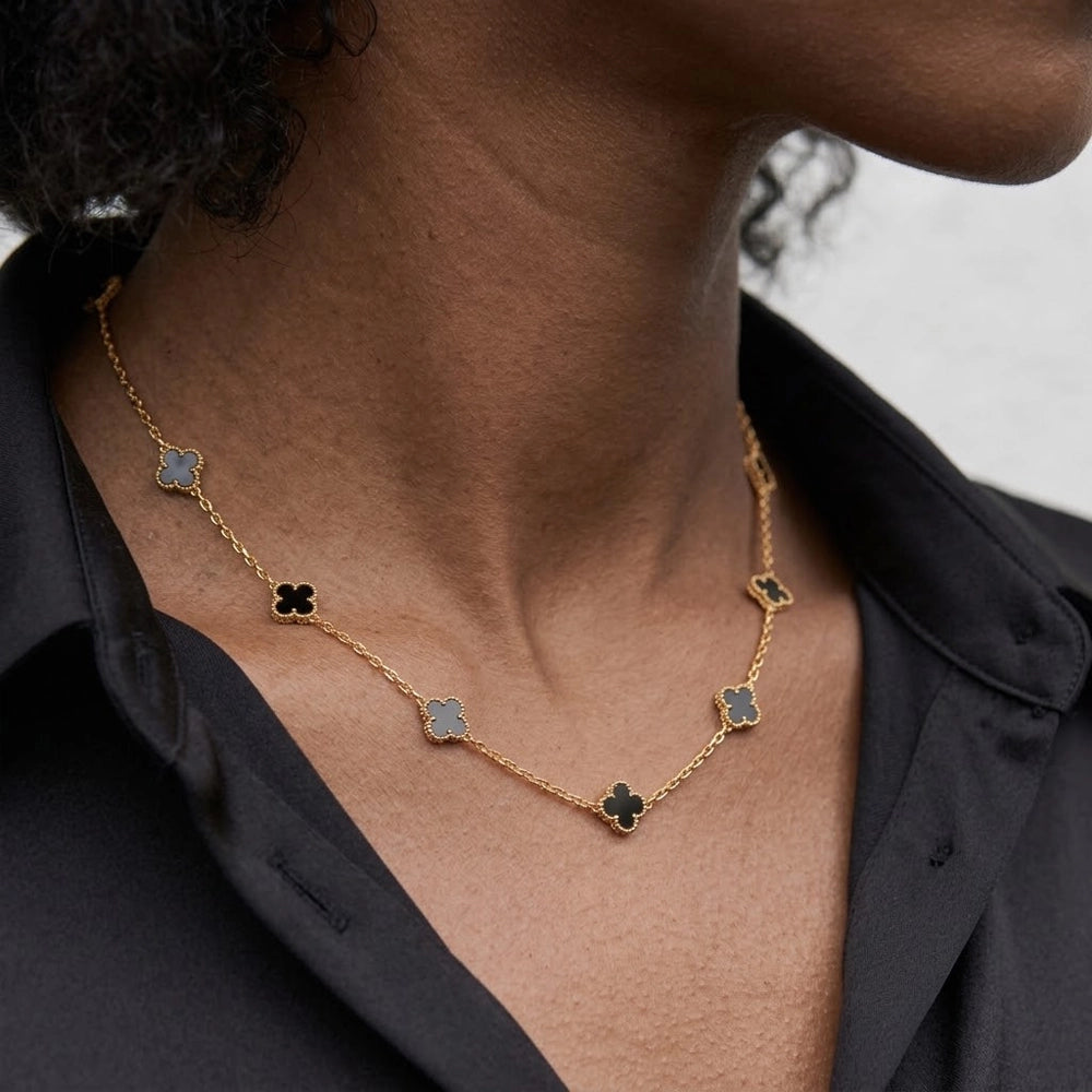 Raven – Halsband med fyrklöverdetaljer och svart onyx
