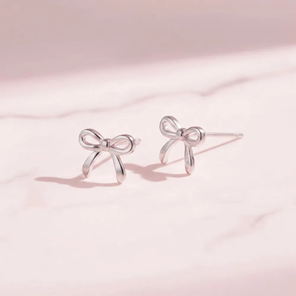 Delikata silverfärgade rosettformade studs med minimalistisk design i rosette kollektionen