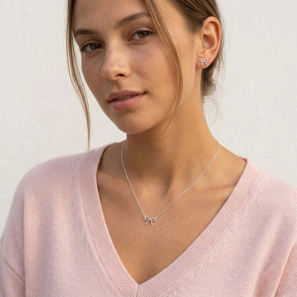 Silver rosett smyckeset med tunn kedja halsband och matchande örhängen i silver