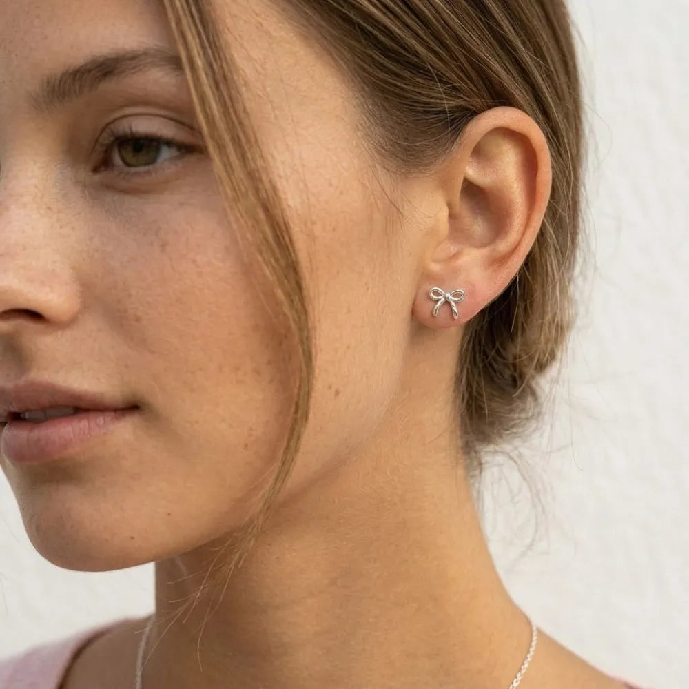 Silver rosette studs med liten rosett formad silverörhänge i rosettform
