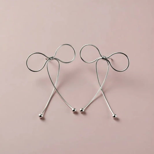 Rosie örhängen i silver med rosettmotiv och minimalistisk design med hängande kulor