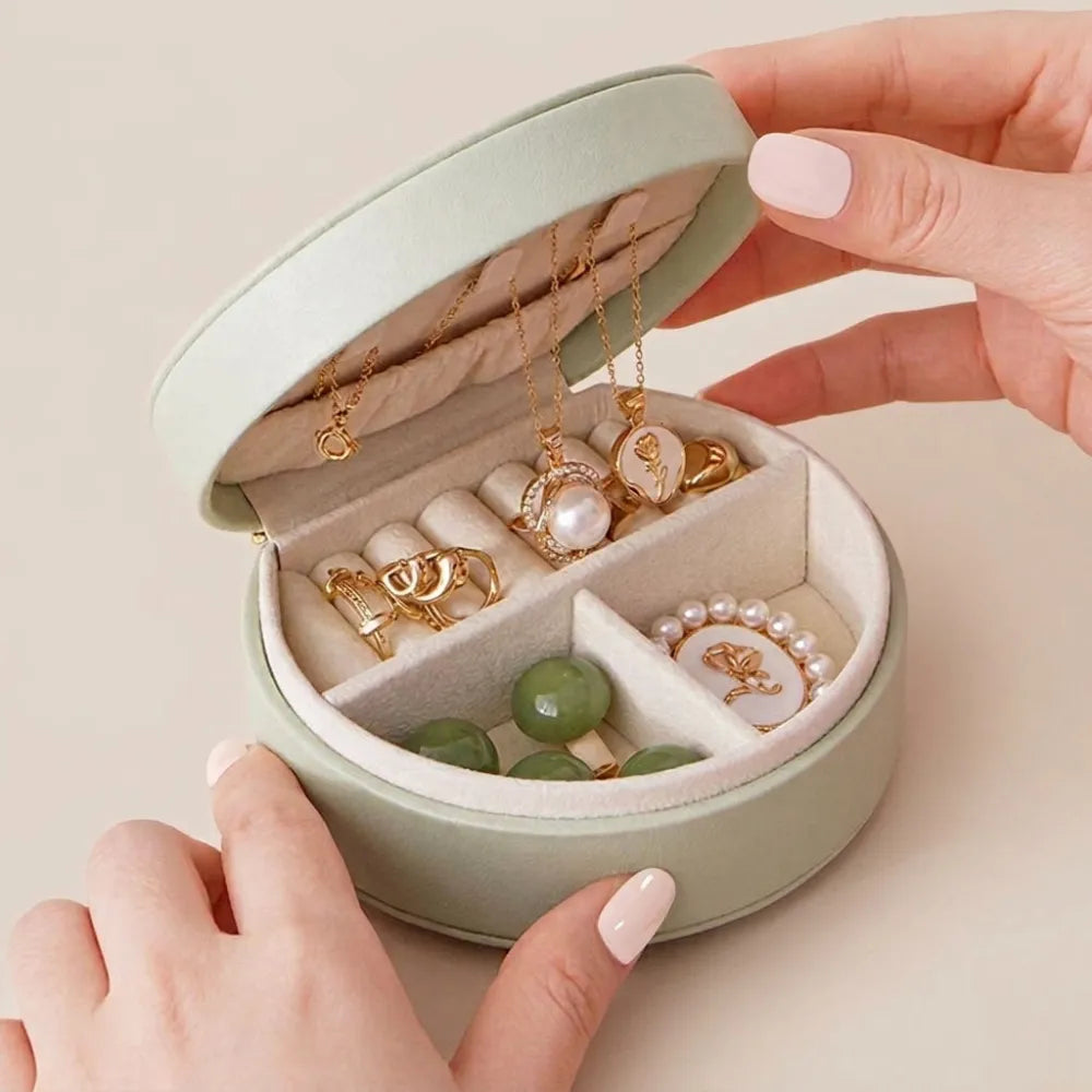 Rundskrin cirkelformat smyckesskrin i mintgrönt läder med knäppe och fack för guld- och jade-smycken