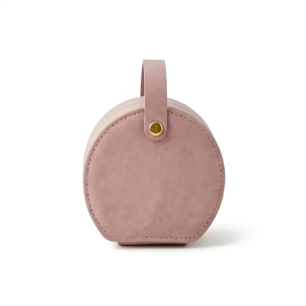 Rundskrin i rosa mocka med cirkelformat, matchande handtag och guldfärgad knäppning i läder