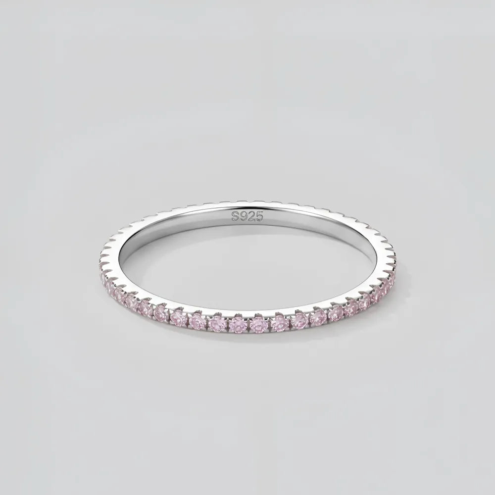 Selma ring med rosa stenar är en tunn silverring med en rad gnistrande rosa diamanter