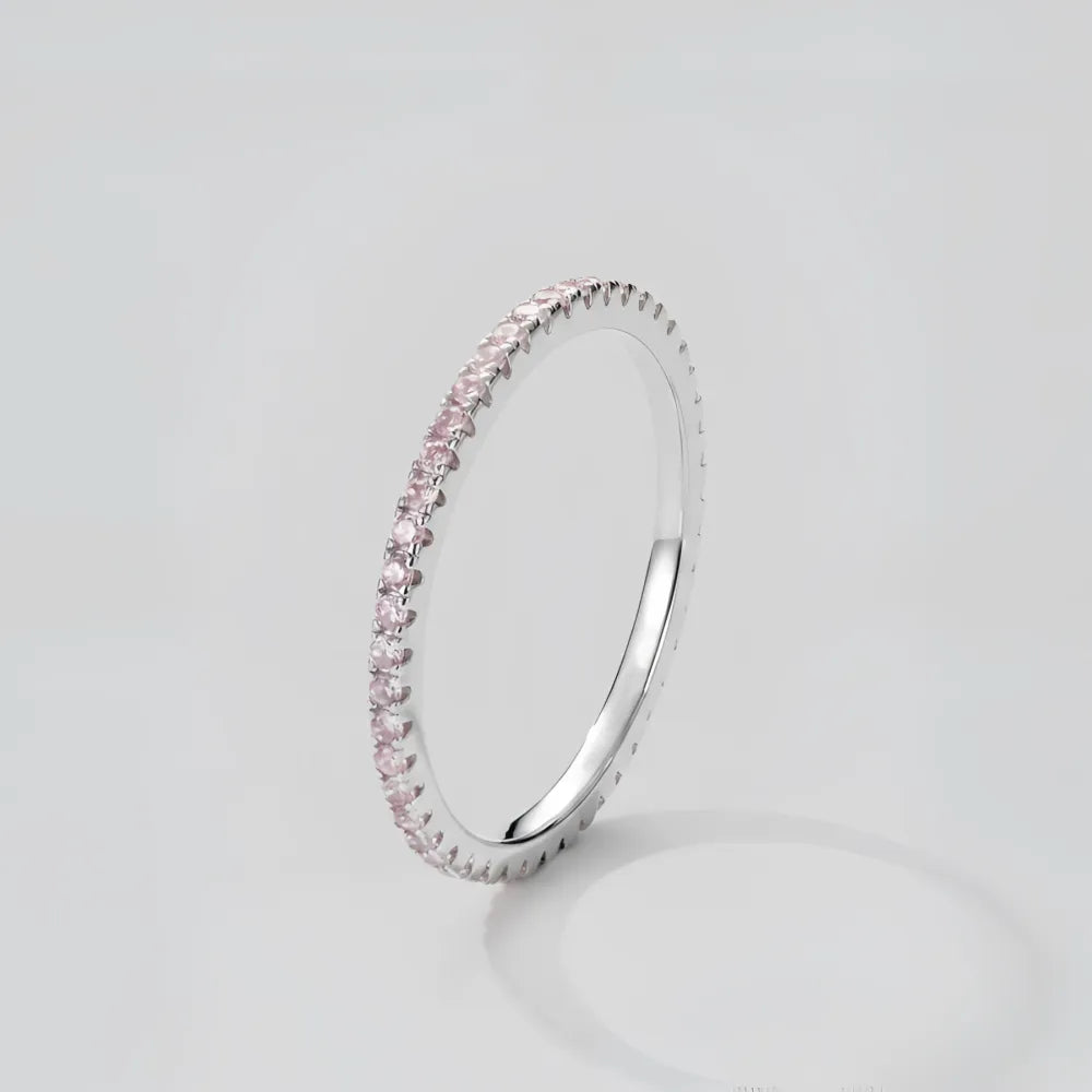 Selma ring med rosa stenar är ett silverband med en rad gnistrande rosa ädelstenar
