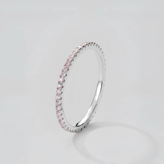 Selma ring med rosa stenar är ett silverband med en rad gnistrande rosa ädelstenar