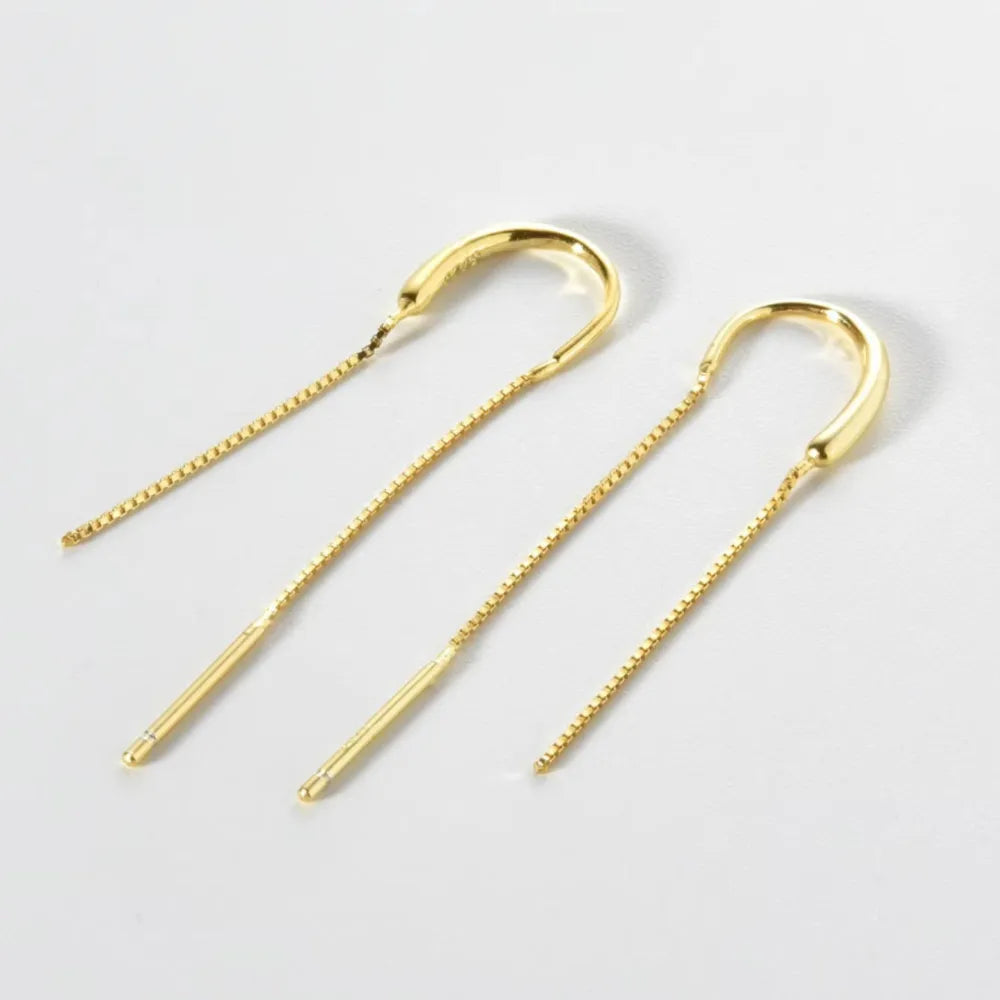 Goldfärgade minimalistiska långa kedjeörhängen shimmer strings med slank böjd krok och slät cylindrisk stav