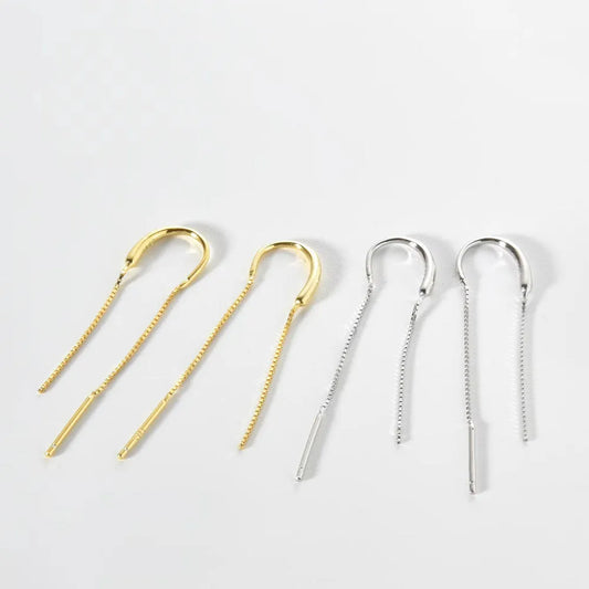 Set om fyra minimalistiska guld- och silverkedjeörhängen med eleganta krok och fina pärlkedjor shimmer strings